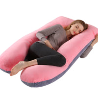 Femme dormant paisiblement avec un oreiller de grossesse en forme de U, couleur rose et gris, offrant un soutien optimal pour un sommeil confortable.
