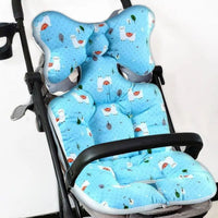 Coussin bleu avec motif animalier pour poussette, offrant un confort supplémentaire pour bébé avec un appui-tête en forme de papillon.