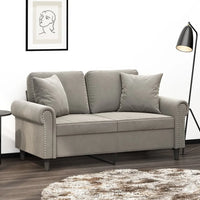 Coussin canapé gris clair en velours 40 x 40 cm lot de 2 installé sur un canapé gris clair dans une pièce avec du paquet et un mur blanc