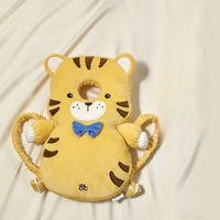 Coussin bebe protection tigre avec un nœud papillon bleu
