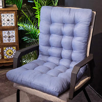 Coussin fauteuil capitonné bleu posé sur un fauteuil en intérieur