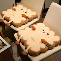 Deux coussins en forme de toast posé sur une chaise en tissu un des coussin n'est pas content et l'autre est heureux