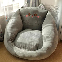 Coussin de sol mignon chat posé sur le sol dans le coins d'une pièce prêt à être utilisé