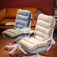 Coussin fauteuil confort classique bien épais qui ont l'air très confortable un gris et l'autre beige tout deux installés sur des chaises de bureaux