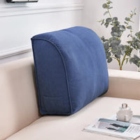 Coussin de canapé pour le dossier d'un canapé beige. Le coussin est de couleur bleu avec une poche sur le coté