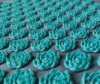 Coussin yoga acuponcture des fleurs turquoise sont diposer dessus