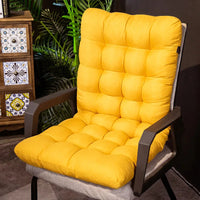 Coussin fauteuil capitonné jaune installé sur un fauteuil