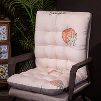 Coussin fauteuil capitonné fraise posé sur un fauteuil