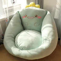 Coussin de sol mignon requin avec un sourire posé au sol dans un intérieur prêt à être utilisé