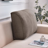 Coussin de canapé pour le dossier d'un canapé beige. Le coussin est de couleur marron avec une poche sur le coté
