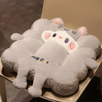 Coussin fauteuil chat mignon gris posé sur un fauteuil