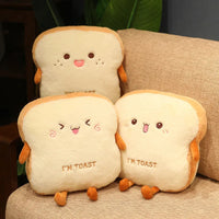 Coussin peluche en forme de toast les 3 toast on des humeurs différentes et sont assis dans un canapé
