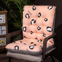 Coussin fauteuil capitonné léopard installé sur un fauteuil