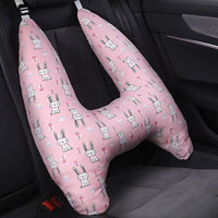 Coussin de voyage lapin pour enfant rose installé sur le siège arrière d'une voiture