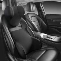 Coussin de soutien ergonomique noir installé sur le siège avant d'une voiture luxueuse avec intérieur en cuir
