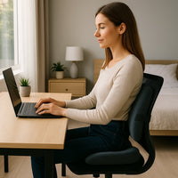 Personne en télétravail assise dans un fauteuil confortable avec coussin ergonomique, posture détendue et ambiance chaleureuse dans un intérieur moderne