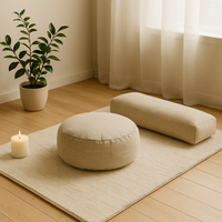 Coin méditation à la maison avec zafu en lin et bolster, ambiance zen et lumineuse