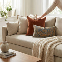 L’Art du Layering Textile : Le Secret des Décorateurs pour un Canapé Haut de Gamme et Ultra-Confort