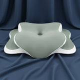 Coussin ergonomique anti-ronflement Ergomax 2 gris-vert en mousse à mémoire de forme sur un tissu bleu foncé.