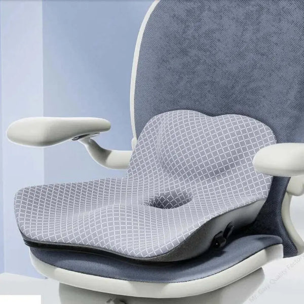 Coussin lombaire ergonomique à mémoire gris de forme posé sur une chaise de bureau bleu et les accoudoirs blancs