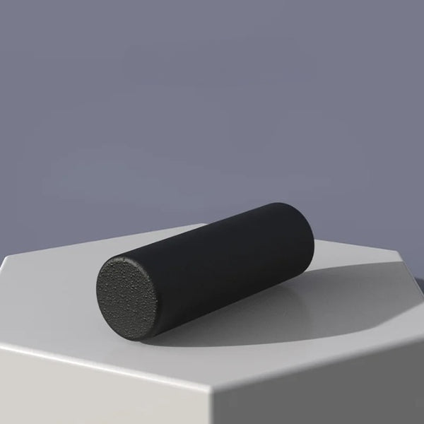 Coussin de yoga massage musculaire un cylindre noir en matériaux EPP sur un socle blanc et un fond uni violet