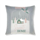 Coussin de Noël avec motif maison enneigée et inscription 'Sweet Home', parfait pour une décoration chaleureuse