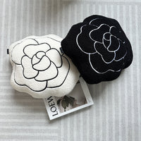 Coussin canapé camélia noir et blanc