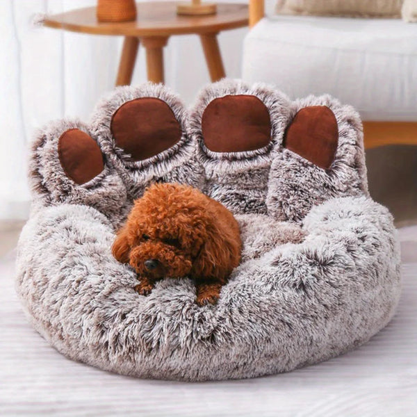 Coussin marron en forme de pâte un chien marron allongé dedans, le coussin est posé sur un tapis au sol