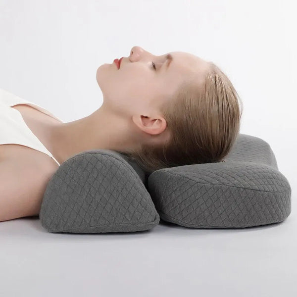 Coussin cervical en mousse à mémoire de forme et deux parties cote à cote sur un fond blanc montrant une femme avec la tête reposé dessus 