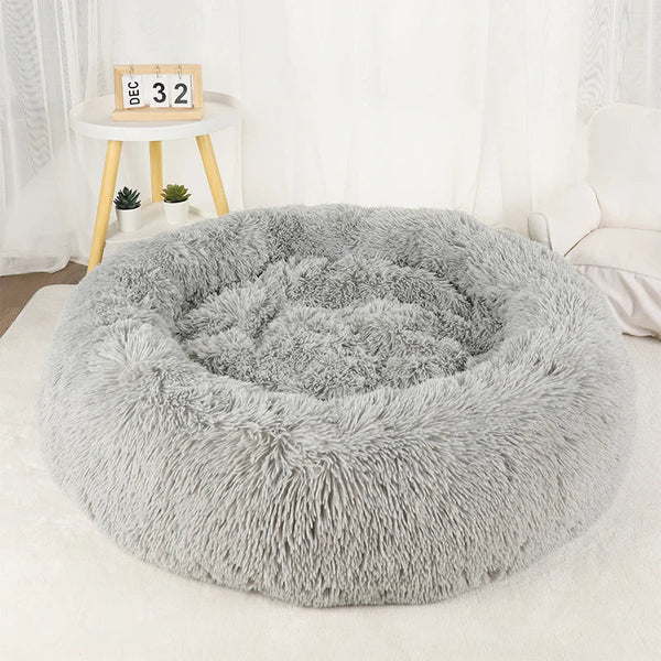 Coussin pour chien rond gris xs posé sur un tapis circulaire molletenné 