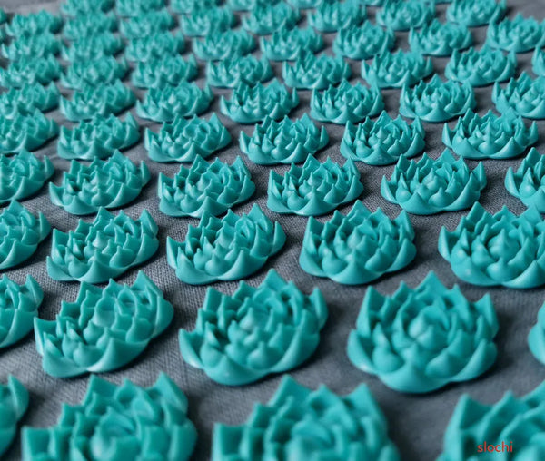 Coussin yoga acuponcture des fleurs turquoise sont diposer dessus 