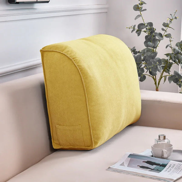 Coussin de canapé pour le dossier d'un canapé beige. Le coussin est de couleur jaune avec une poche sur le coté