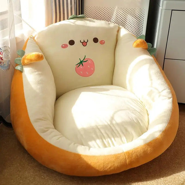 Coussin de sol mignon fraise avec un fraise sur le dossier et un petit visage kawai
