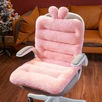 Coussin fauteuil en forme d'animaux rose avec des oreilles de lapins mis en place sur un fauteuil