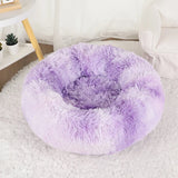 Coussin pour chien rond violet et rose xs posé sur un tapis circulaire molletenné 