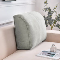 Coussin de canapé pour le dossier d'un canapé beige. Le coussin est de couleur gris avec une poche sur le coté