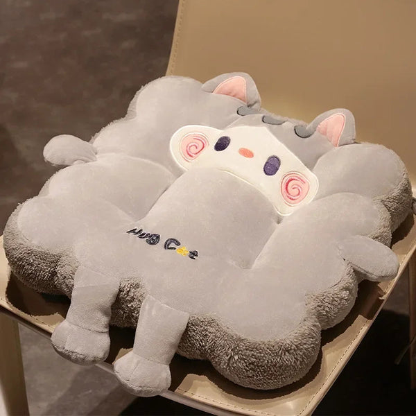 Coussin fauteuil chat mignon gris posé sur un fauteuil