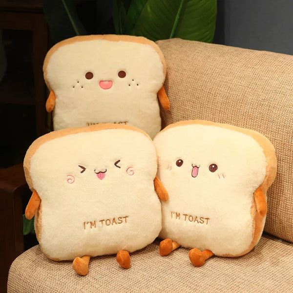 Coussin peluche en forme de toast les 3 toast on des humeurs différentes et sont assis dans un canapé