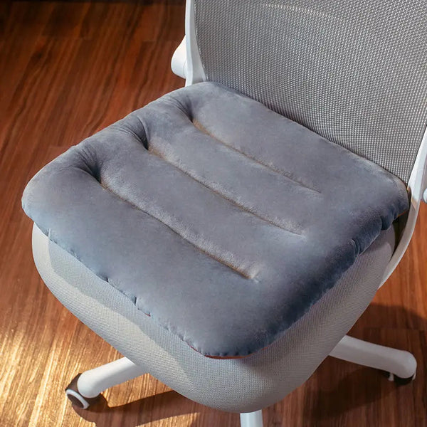 Coussin fauteuil assise classique posé sur un fauteuil de bureau vue de au dessus