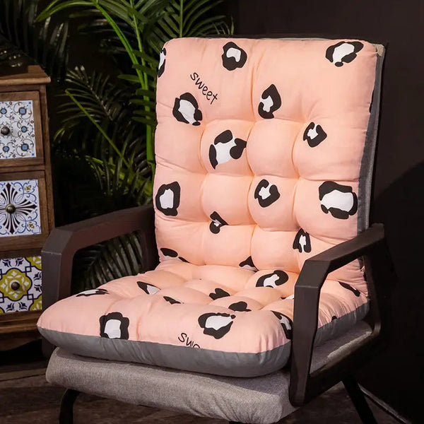 Coussin fauteuil capitonné léopard installé sur un fauteuil 