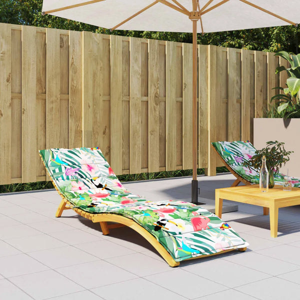 Coussin de transat Jungle à motif tropical coloré sur un transat en bois sur une terrasse ensoleillée