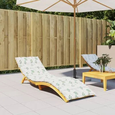 Coussin de transat à motif feuillage vert sur un transat en bois sur une terrasse ensoleillée