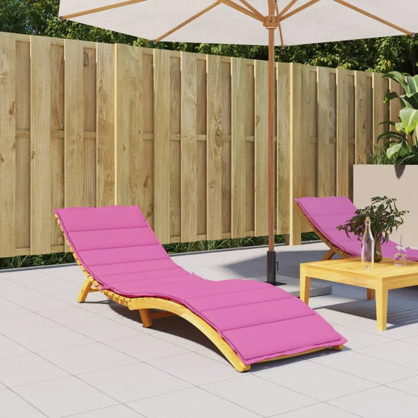 Deux chaises longues en bois avec coussins roses et un parasol beige sur une terrasse carrelée, entourée d'une clôture en bois.