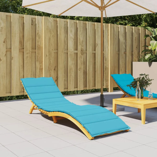 Deux chaises longues en bois avec coussins bleus et un parasol beige sur une terrasse carrelée, entourée d'une clôture en bois.